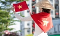 Áo dài, nón lá và lá cờ tung bay 