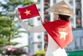 Áo dài, nón lá và lá cờ tung bay 
