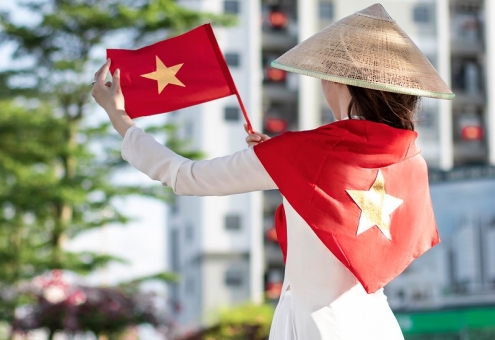 Áo dài, nón lá và lá cờ tung bay 