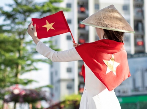 Áo dài, nón lá và lá cờ tung bay 