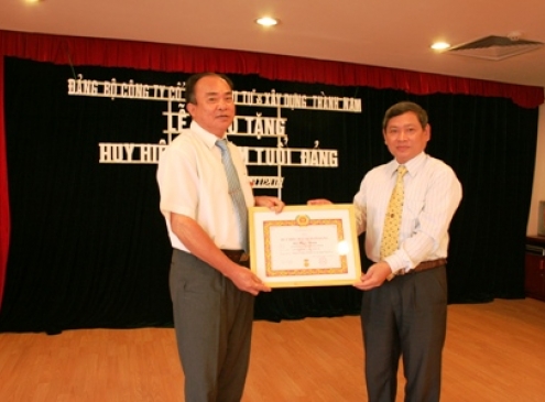 Đảng bộ COTANA GROUP: Lễ trao tặng Huy hiệu 30 năm tuổi Đảng cho đồng chí Bùi Ngọc Vanh